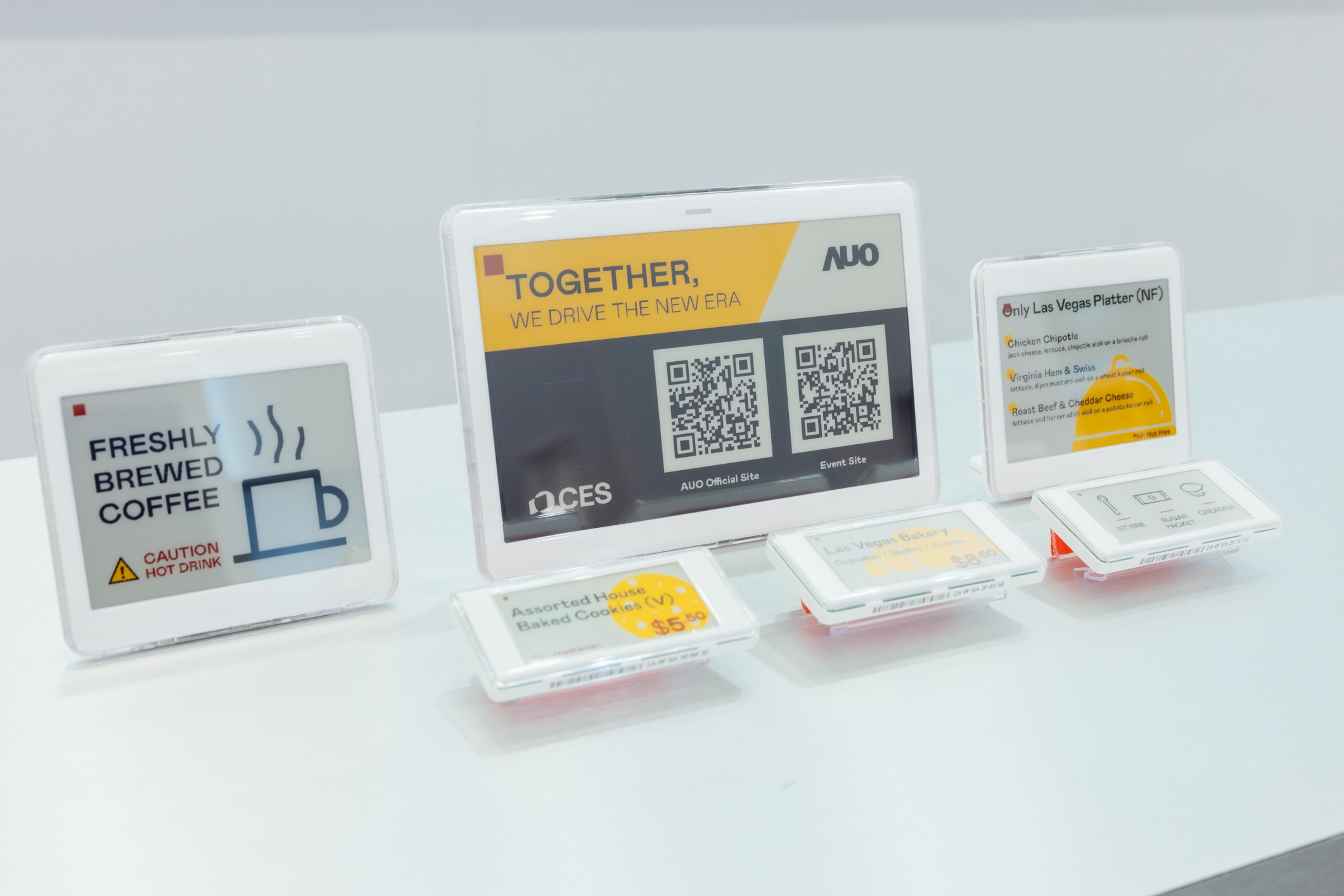 达擎开发的低功耗、全彩的aecoPost电子纸解决方案，仅在更新画面时需要微量的电力驱动，无需布建电线的便捷设计，使其可灵活应用、弹性选择置放处；可搭配aecoTag电子货架卷标解决方案，驱动商店内所有数字广告牌和电子货架卷标，以远程控制实现动态变价，提升门市人员作业效率，并以无纸化落实永续经营目标。