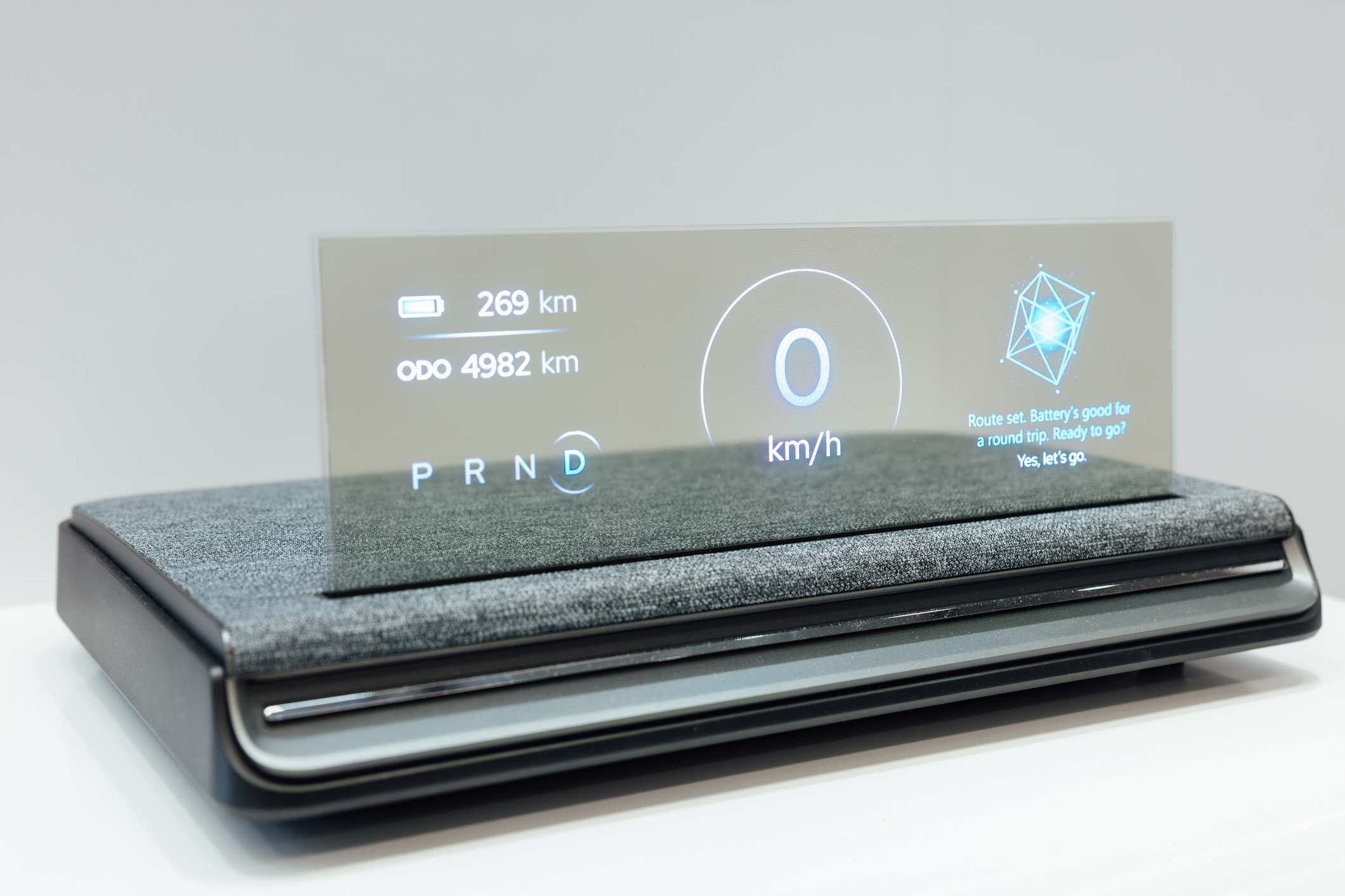 全球首款Aero Module透明Micro LED显示器模块外观轻盈通透，可与数字内容完美融合，提供动态显示、先进控制、个人化沉浸感受。