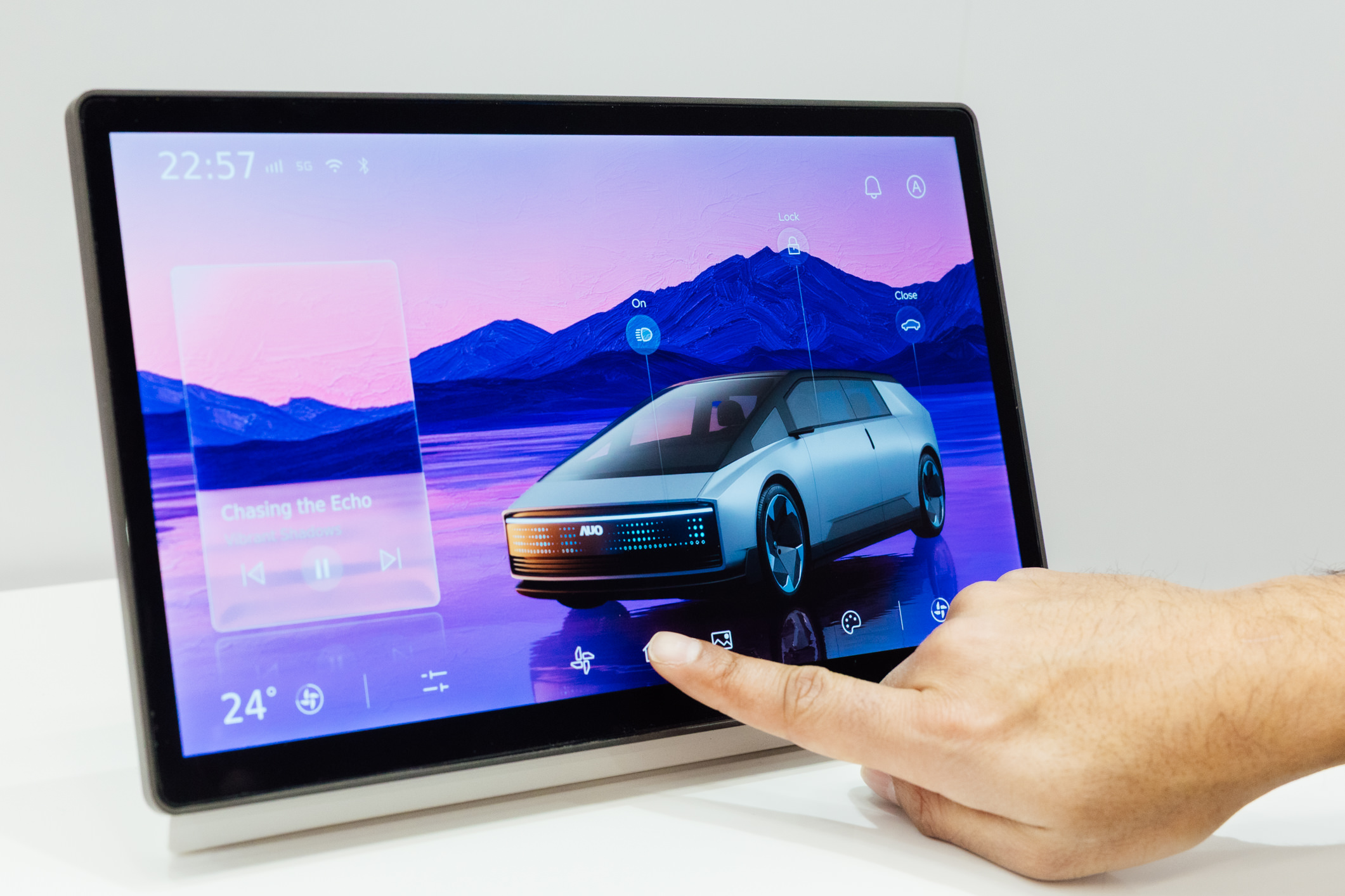 将先进抗反光技术导入于CID中控台呈现全时可视效果，并支持与座舱环境完美融合，带来清晰且不干扰的驾驶与座舱操作体验，兼容座舱质感与行车安全。