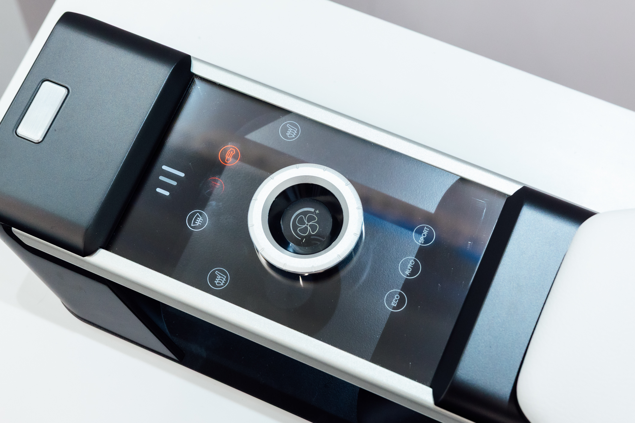 以极简设计打造的CrystalSense Console，为中央扶手区带来创新突破，将功能隐藏于简约的外观中，并采用悬浮式旋钮搭配玻璃面板与主动触觉回馈，仅在操作时才显现功能选单，提供直觉且可自定义的互动体验。